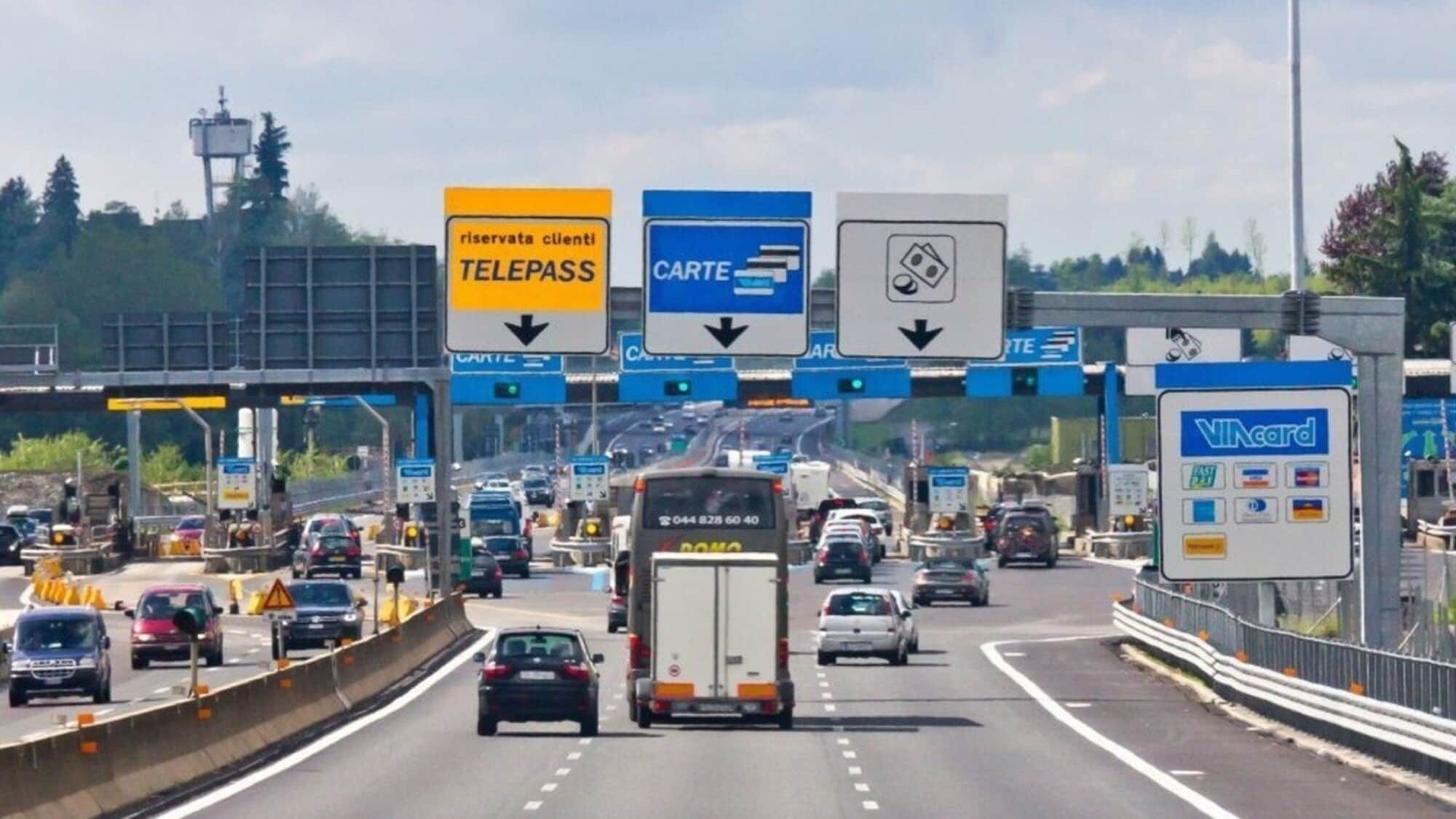 Estate carissima per gli italiani tra Telepass, benzina, autogrill e parcheggi
