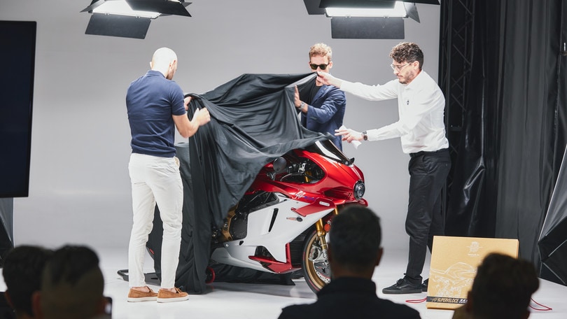 MV Agusta Superveloce 1000: le foto della Serie Oro