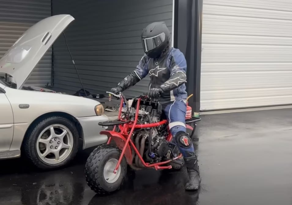 Guarda questa minimoto con il propulsore di una CBR 1000 Fireblade!