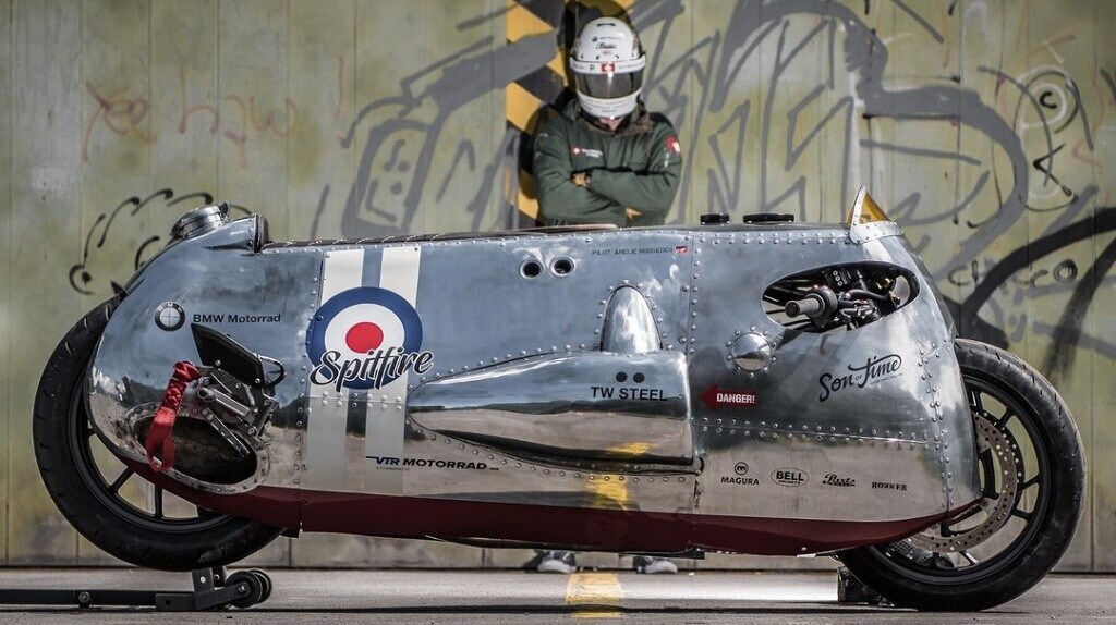 R1200 R LC: la moto nata dalla fusione tra BMW e un aereo della seconda guerra mondiale