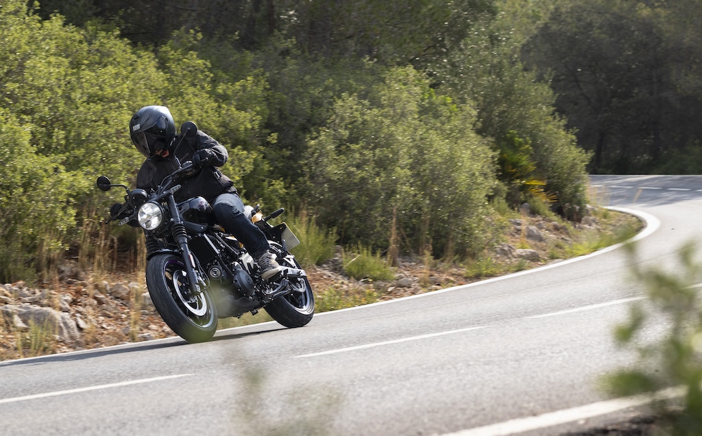 Royal Enfield, arriva la Guerrilla 450: LE FOTO della prova