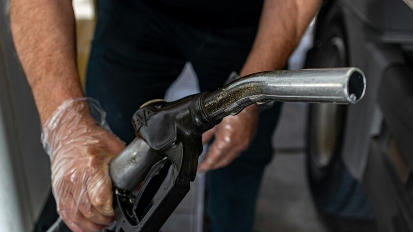 Caro carburanti, continuano i cali: i prezzi