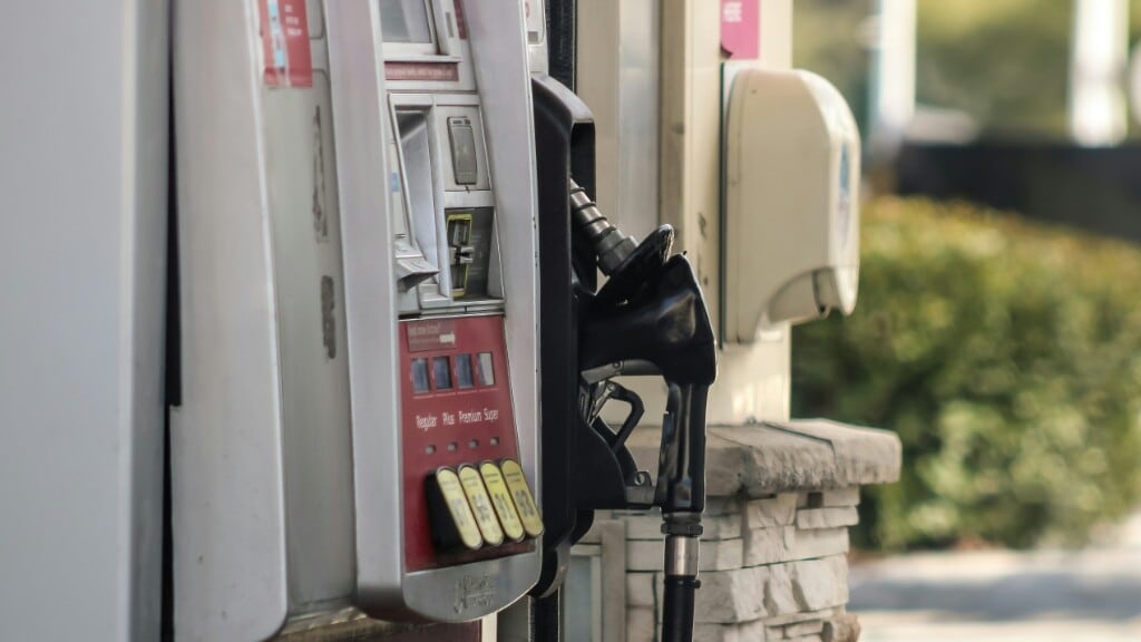 Caro carburanti, benzina ai minimi da 6 mesi: le nuove medie