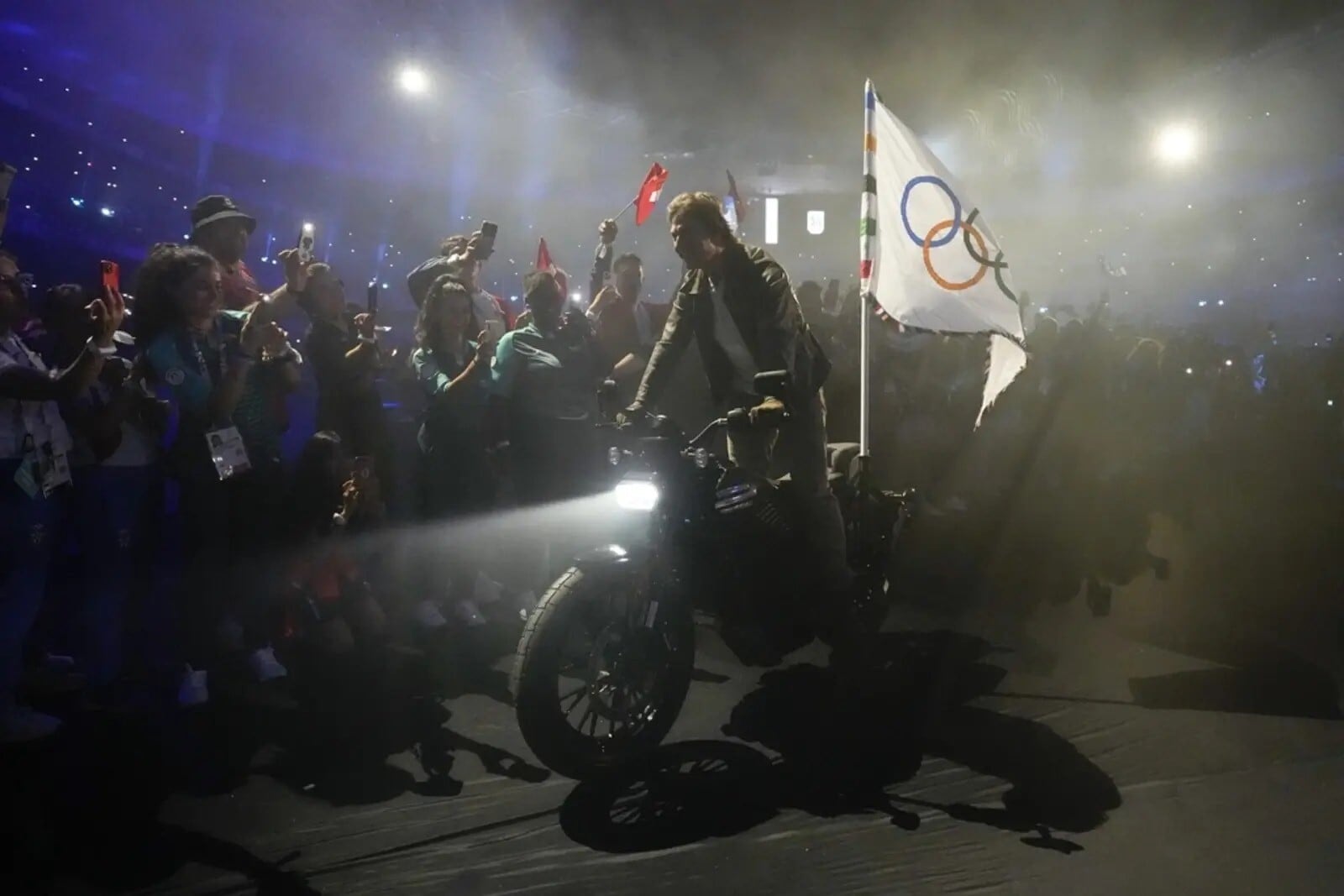 Tom Cruise chiude le Olimpiadi in sella a una Livewire S2 Del Mar