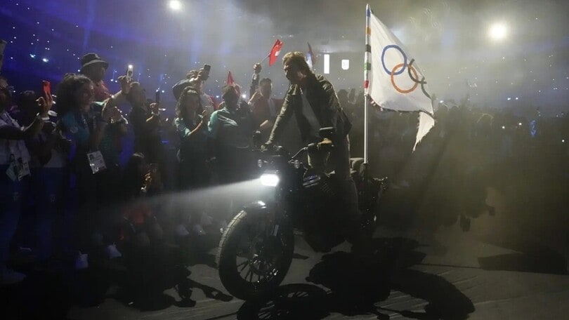 Tom Cruise chiude le Olimpiadi in sella a una Livewire S2 Del Mar