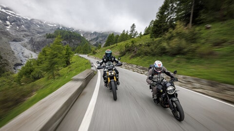 Husqvarna Svartpilen 401 vs Triumph Scrambler 400 X: le foto della sfida