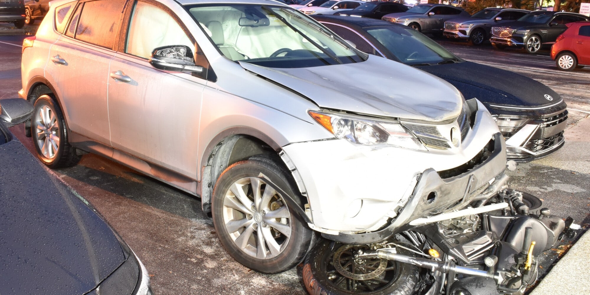 Incidente shock in Florida: auto tenta la fuga con la moto incastrata sotto