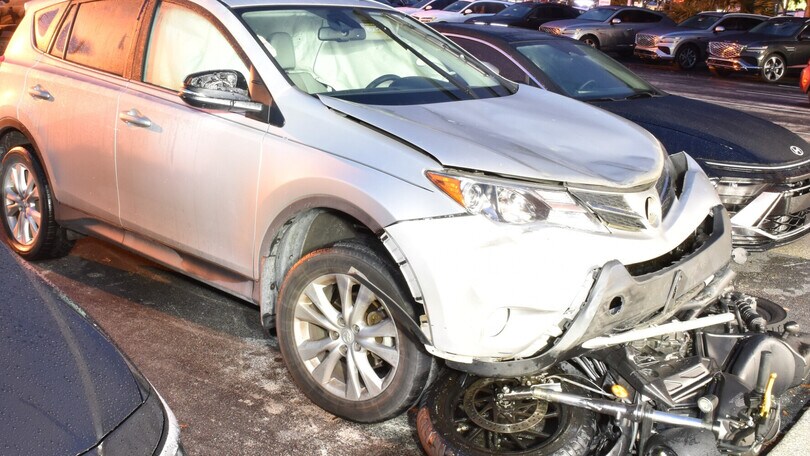 Incidente shock in Florida: auto tenta la fuga con la moto incastrata sotto