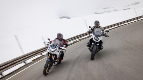 BMW R 1300 GS vs Honda Africa Twin Adventure Sports: le foto della sfida