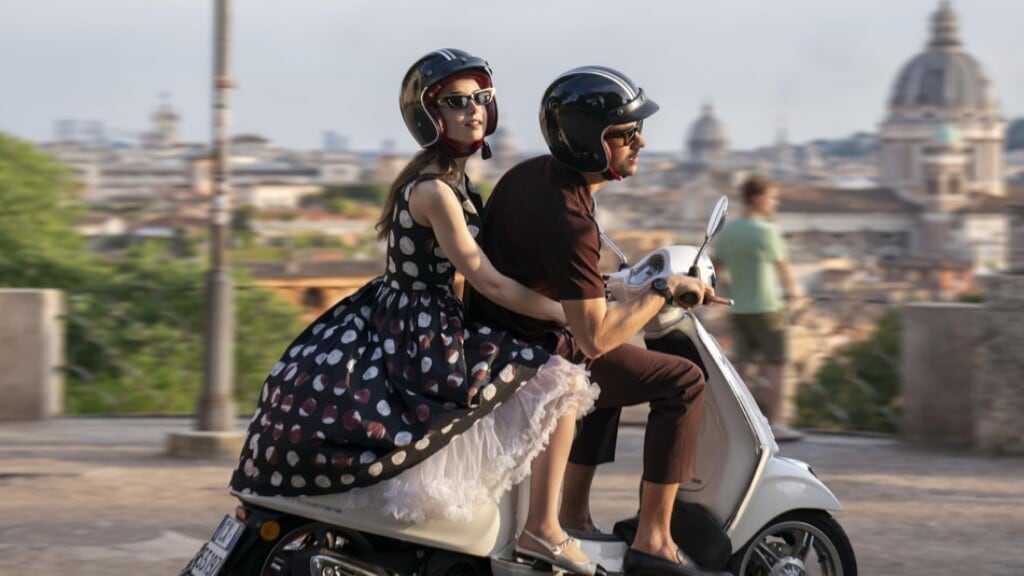 Emily in Paris: Lily Collins in giro con la Vespa a Roma!