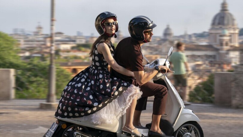 Emily in Paris: Lily Collins in giro con la Vespa a Roma!