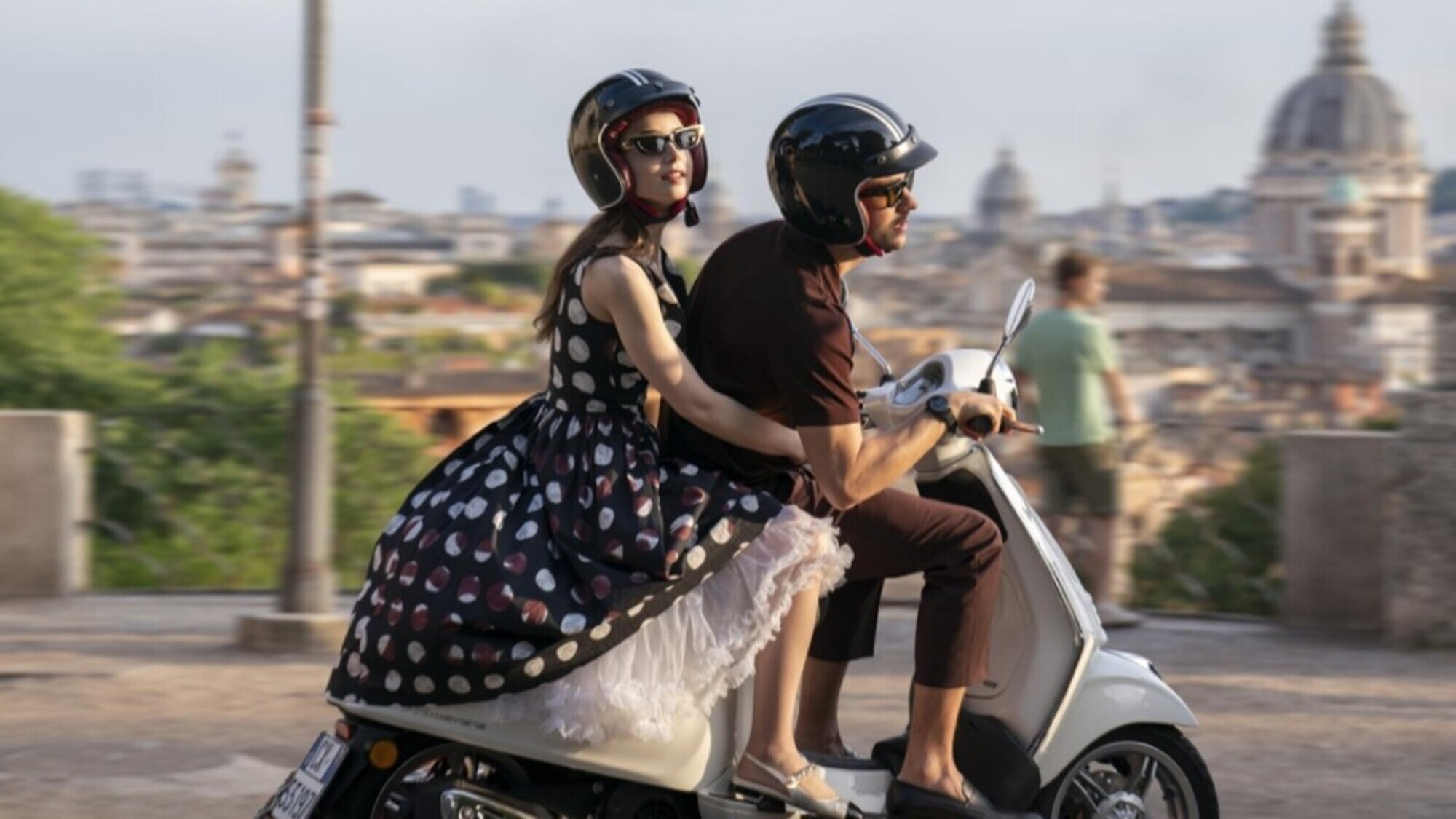 Emily in Paris: Lily Collins in giro con la Vespa a Roma!