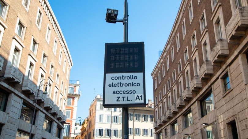 Si può entrare nella ZTL con la moto a motore spento? Cosa dice la Legge