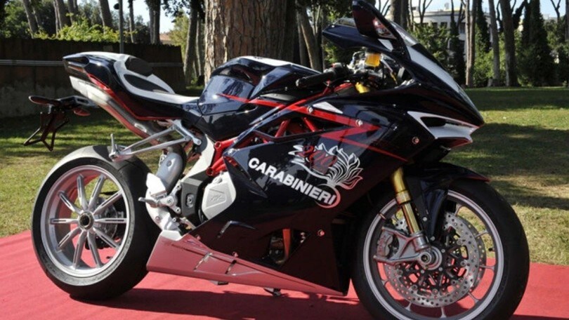 MV Agusta: i carabinieri nel paddock SBK con la speciale F4 RR Bicentenario