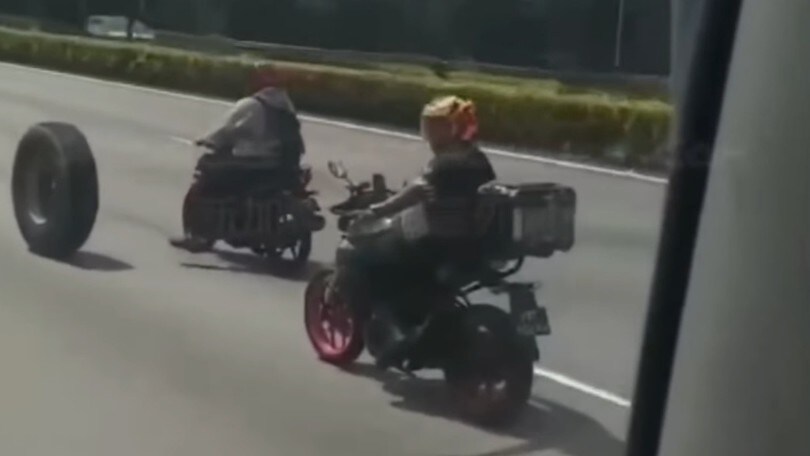 Camion perde uno pneumatico: pericolo sventato da due motociclisti