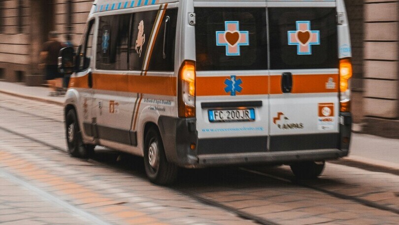 Incidente shock: furgone trascina moto per diversi metri dopo l'impatto