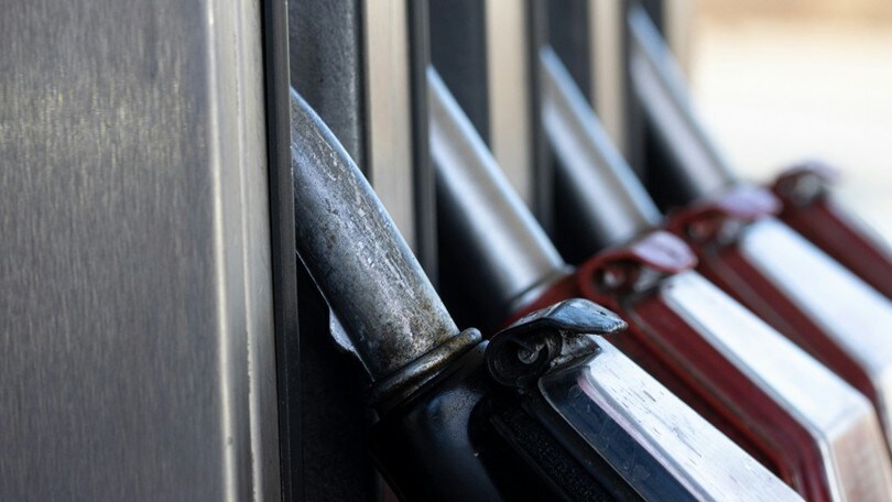 Carburanti, prezzi ancora in discesa: le nuove medie