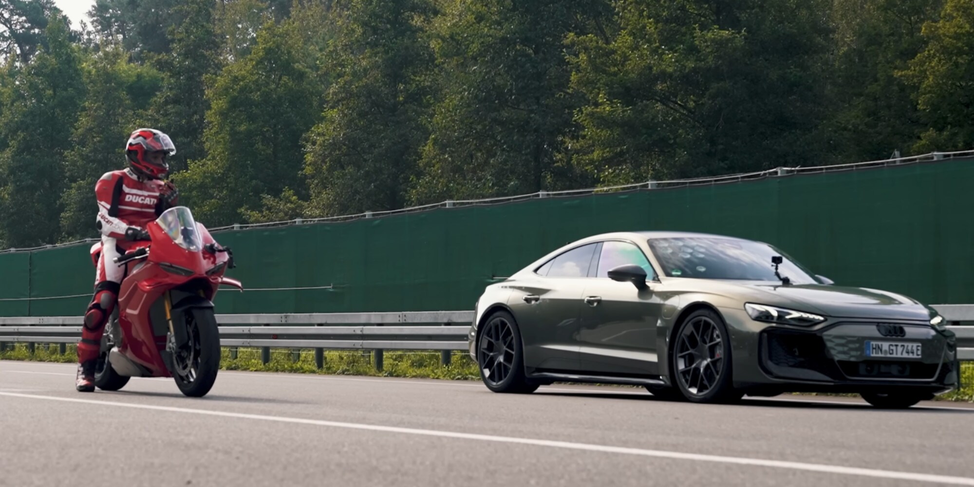 Audi E-Tron Vs Ducati Panigale V4 S: gara di accelerazione