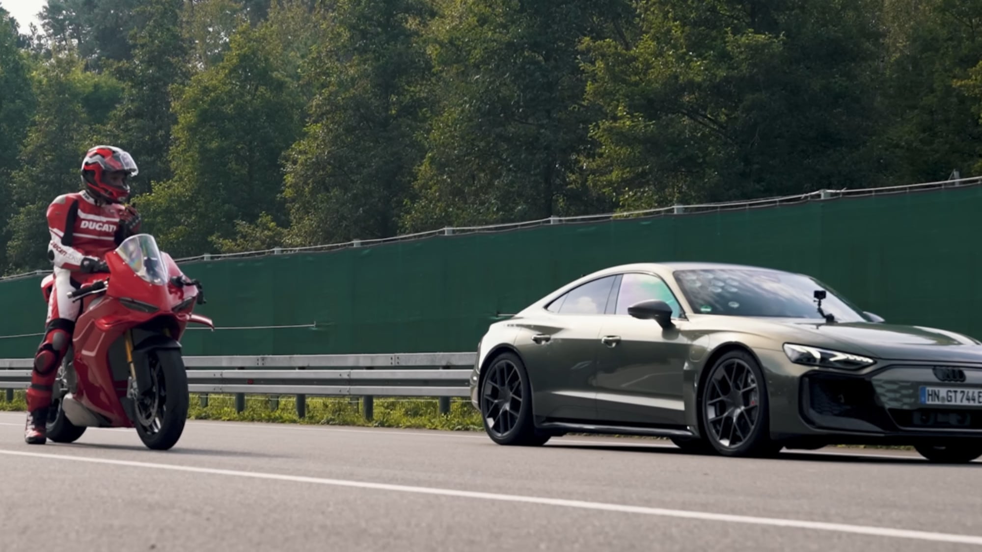 Audi E-Tron Vs Ducati Panigale V4 S: gara di accelerazione