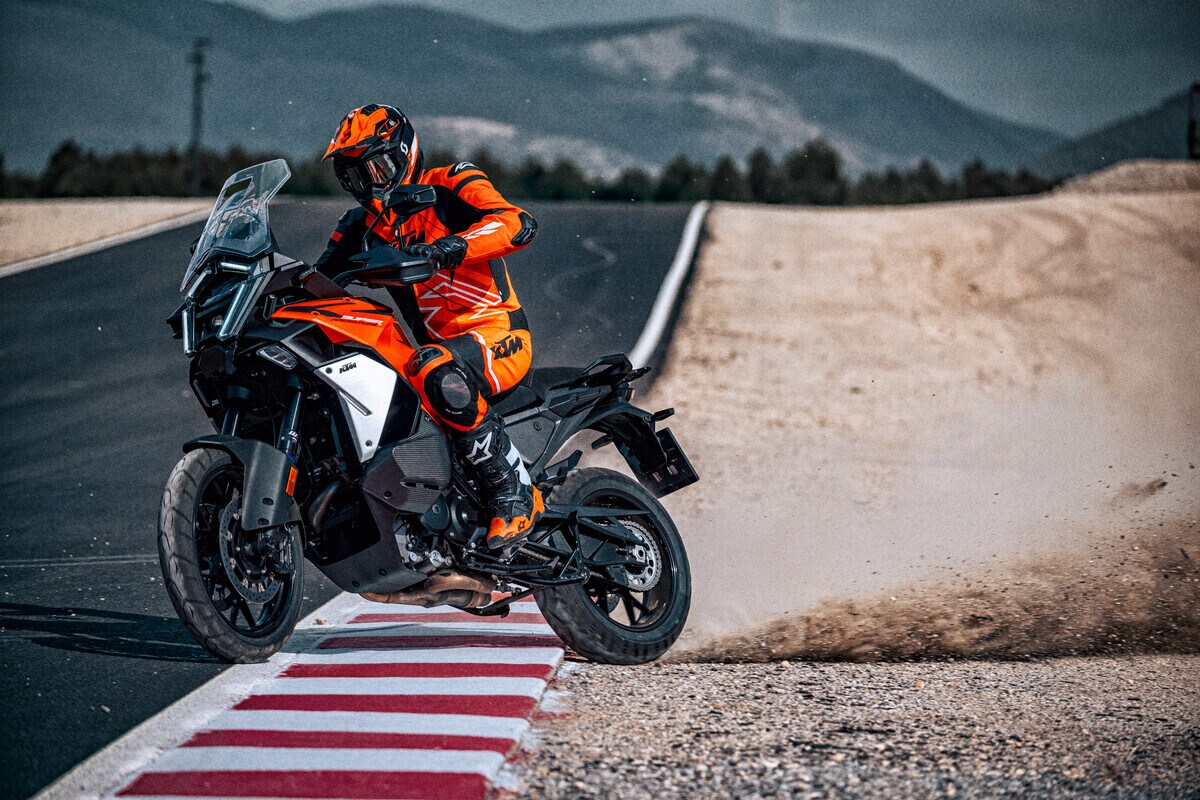 KTM, nuova 1390 Super Adventure S EVO: tante novità e la cambiata automatica AMT