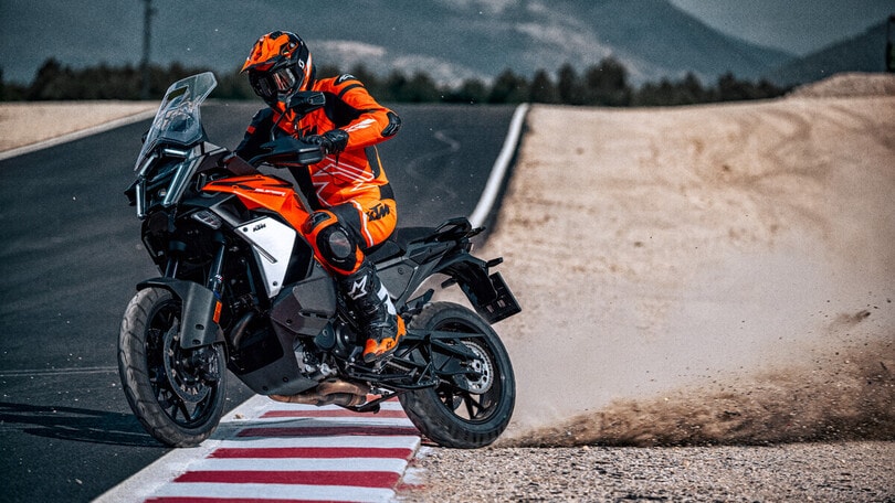 KTM, nuova 1390 Super Adventure S EVO: tante novità e la cambiata automatica AMT