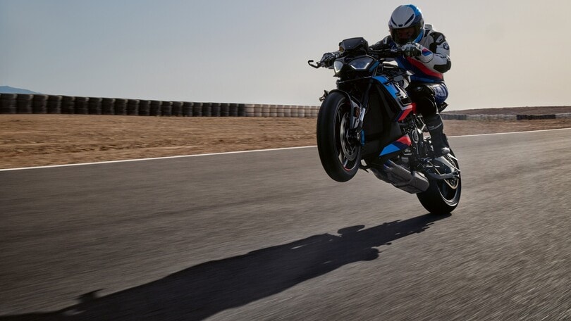 BMW M 1000 R 2025: le foto