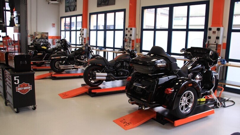 LV8 porta i supereroi della DC a EICMA 2024 con Gotham e Metropolis