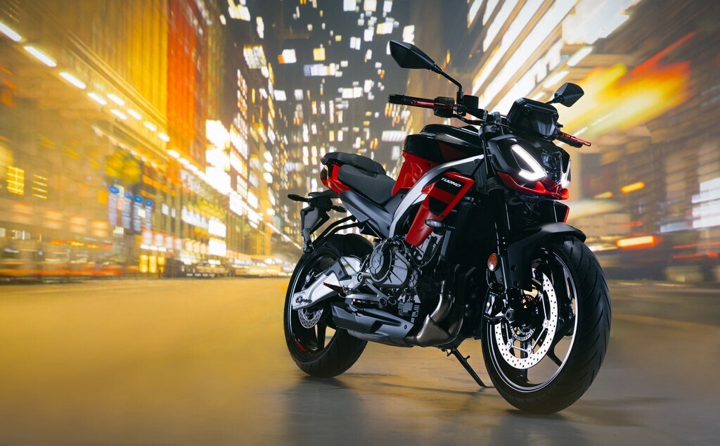 Aprilia, a EICMA arriva la Tuono 457: piccola peste per giovani focosi
