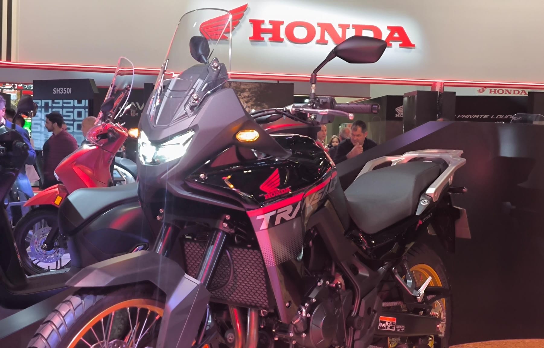 Honda XL750 Transalp 2025: che sguardo!