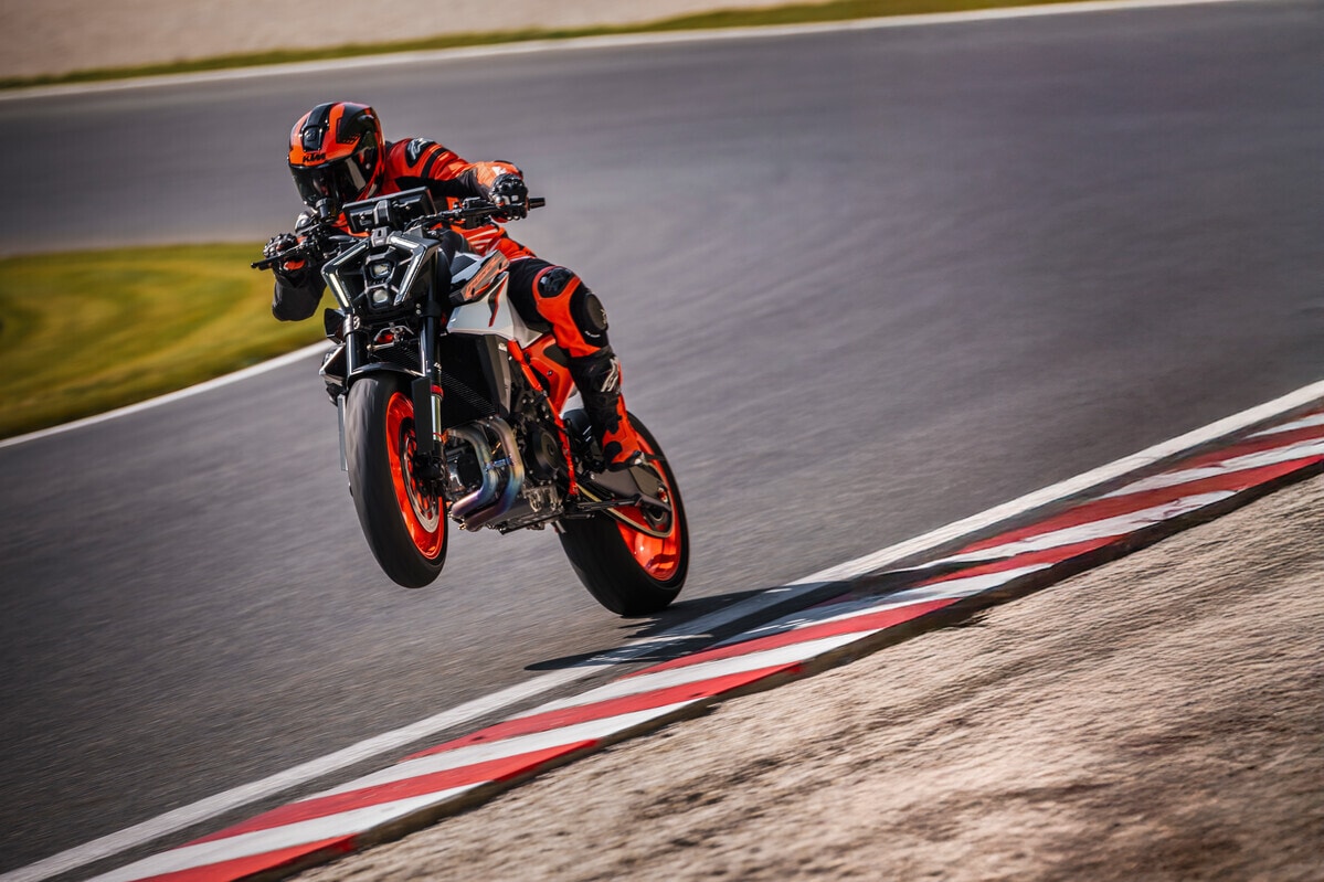 KTM 990 Duke R 2025: nel segno dell’aggressività