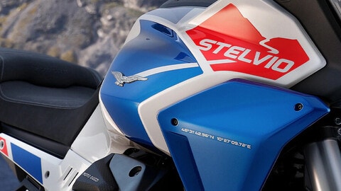 Moto Guzzi Stelvio Duecento Tributo: le foto dell'omaggio presentato ad EICMA 2024