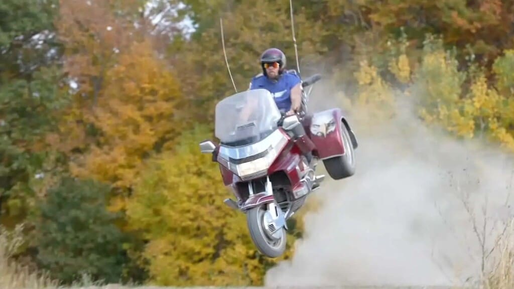 Il salto più incredibile di una Honda Golwing a tre ruote