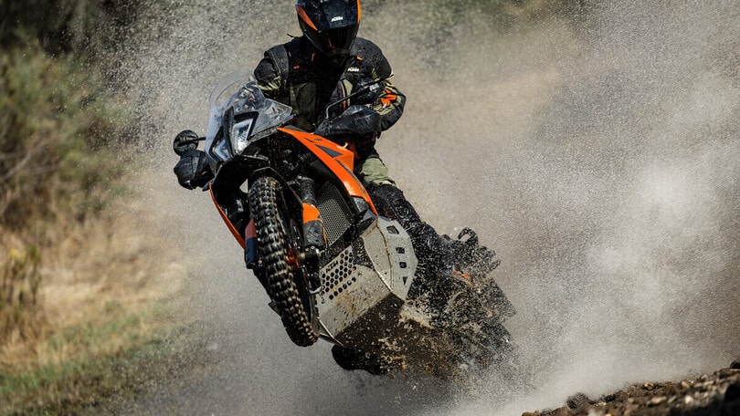 KTM 790 Adventure 2025: sospensioni evolute e elettronica al top