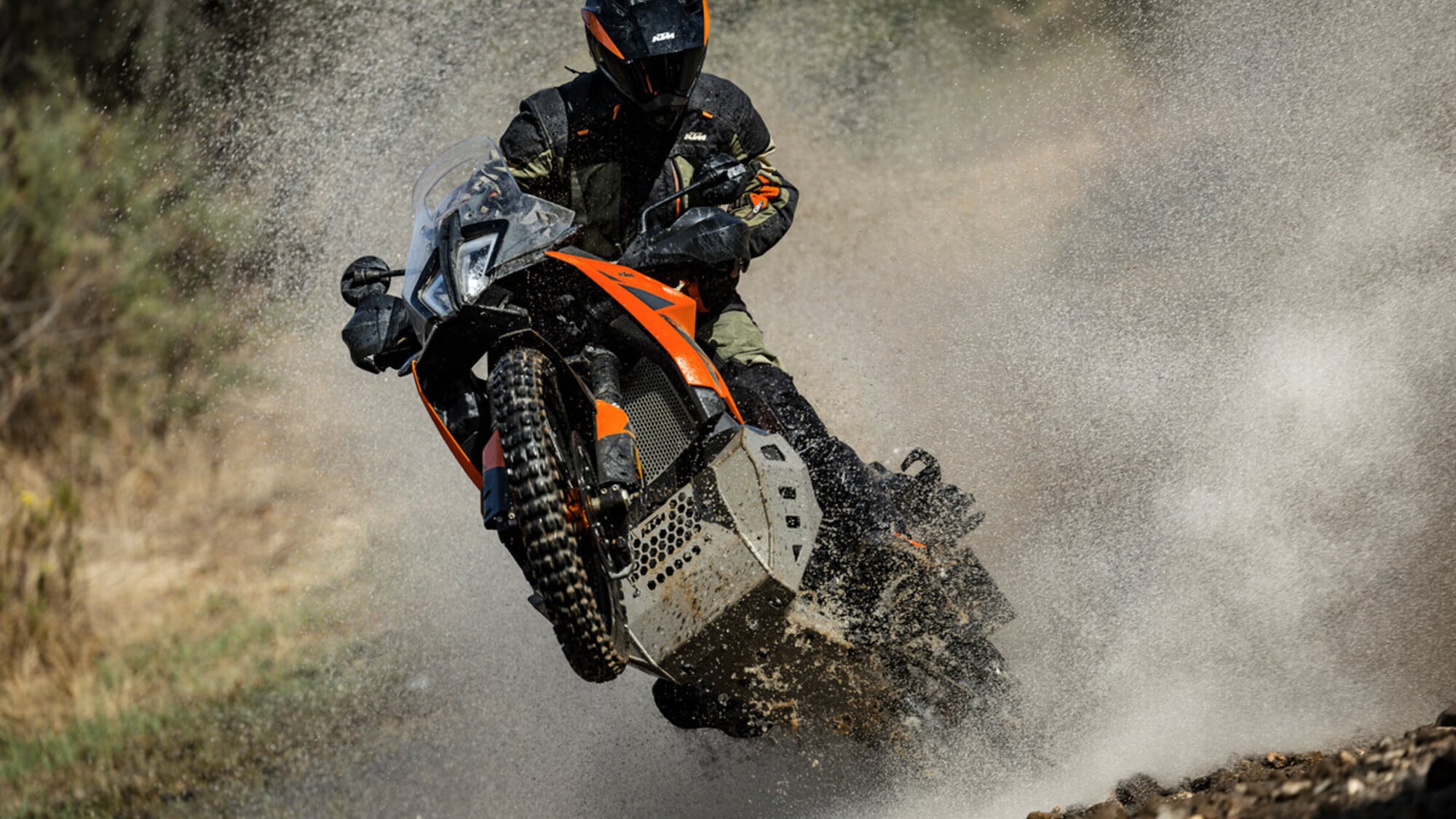 KTM 790 Adventure 2025: sospensioni evolute e elettronica al top