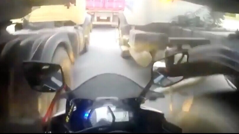 Lane splitting: cos'è e quando è pericoloso per i motociclisti