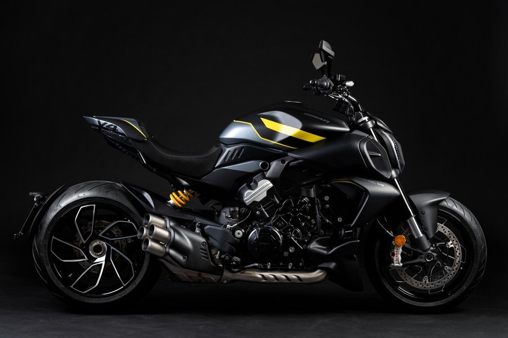 Ducati Diavel V4 2025: a Intermot ecco la Black Roadster