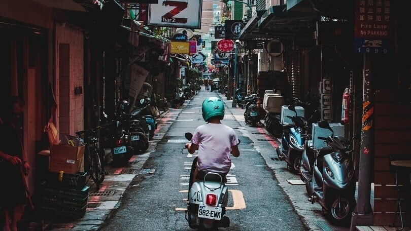 Dagli USA alla Malesia, come cambia il traffico e le regole per i motociclisti