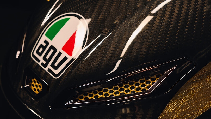 Una tuta in oro per celebrare Valentino Rossi
