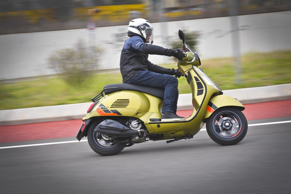 TEST, Vespa GTS 310 SuperSport: le foto della prova