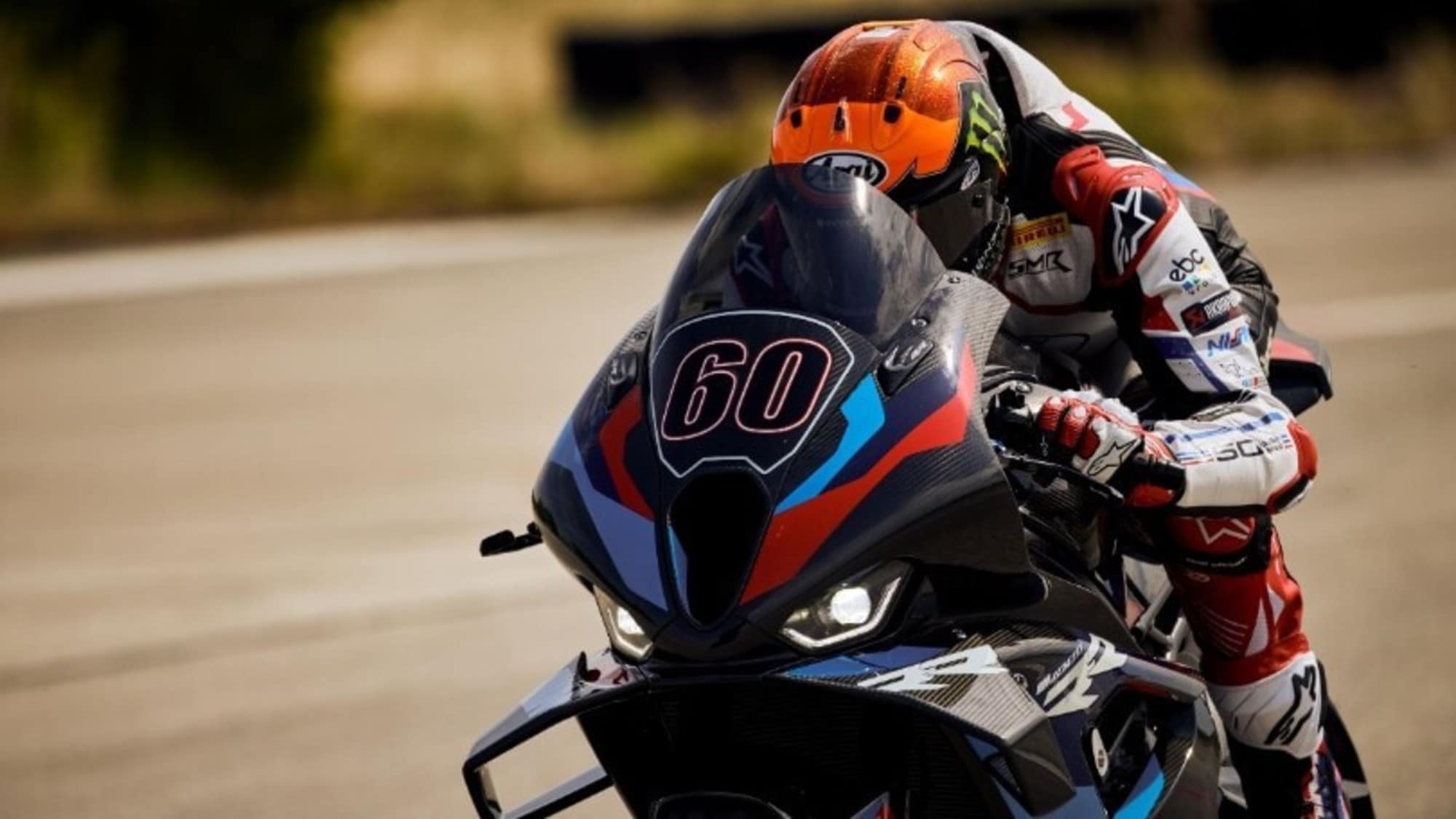 BMW, sistema di scarico "cornering" per migliorare l'aderenza in curva