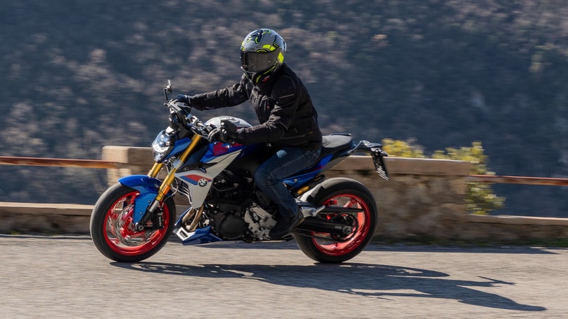 BMW F 900 R 2025: le foto delle prova