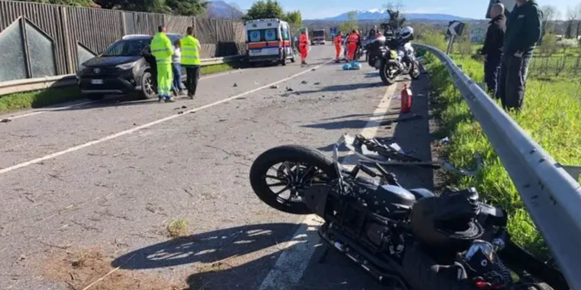 Ubriaco falcia cinque moto, arrestato