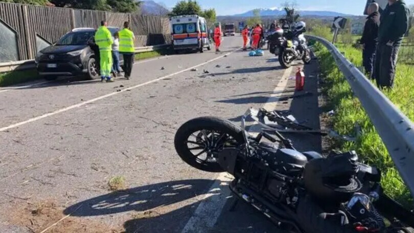Ubriaco falcia cinque moto, arrestato