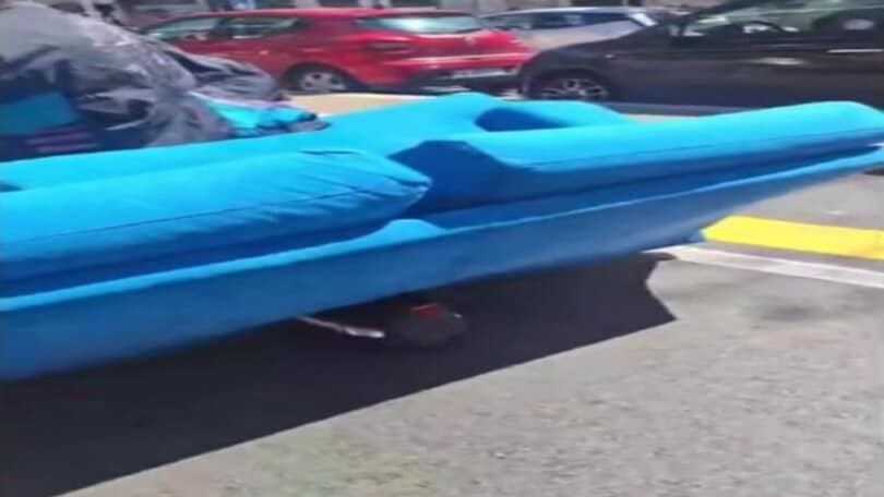 Roma, trasporta un divano su un monopattino: il video