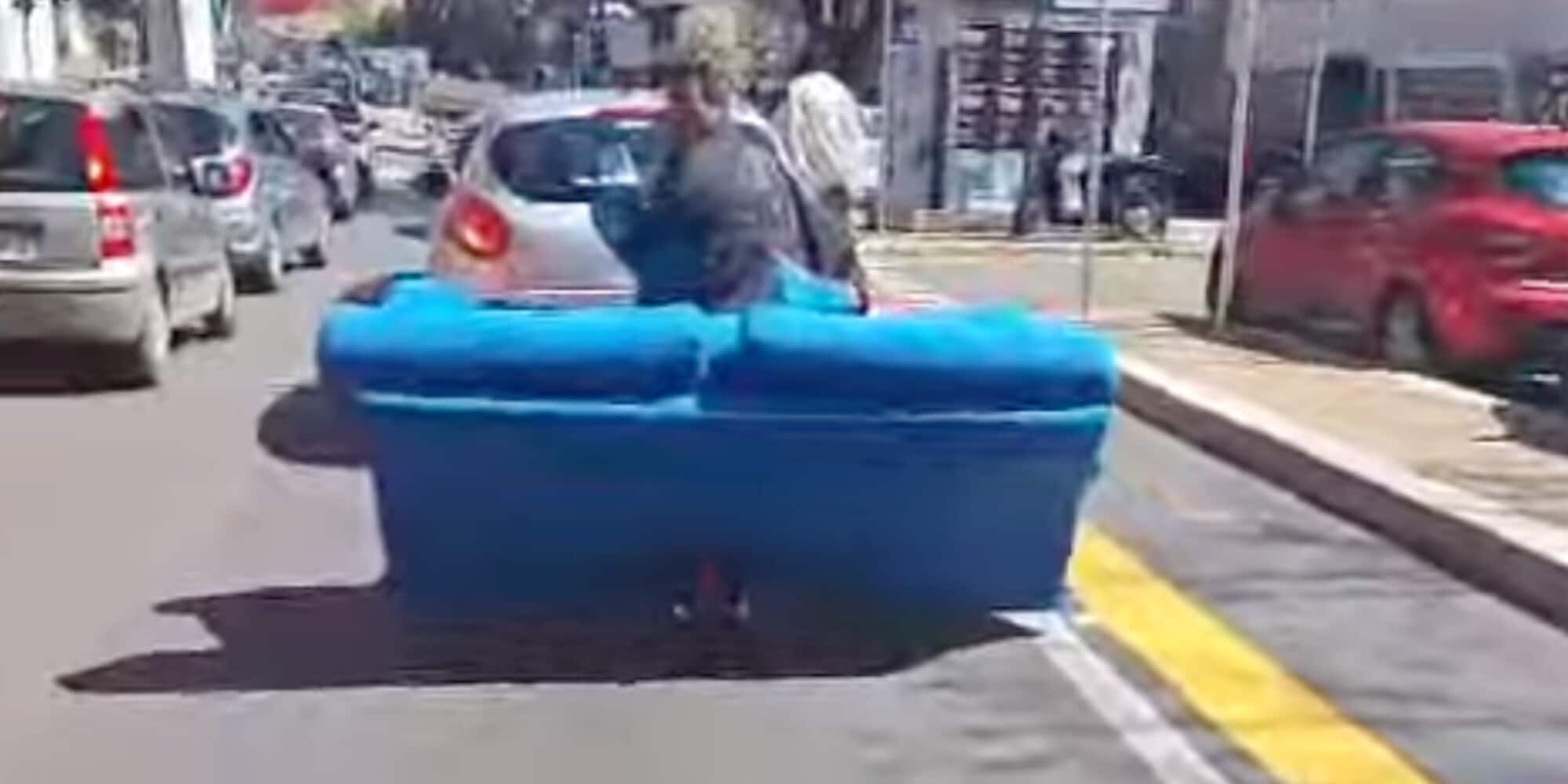 Trasporta un divano sul monopattino: la scena incredibile nel traffico di Roma