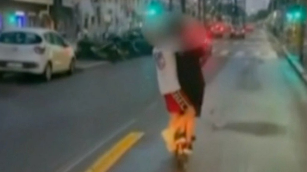 Roma, in quattro su un monopattino nella corsia dei bus