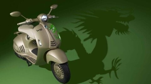 Il "drago" di Piaggio: svelata la Vespa 946 Dragon e la Varsity Jacket