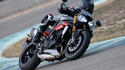 Triumph Speed Triple S e R: in azione