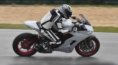 Ducati Supersport: le foto in azione