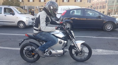 Nuovo etropolis Super Soco TS: foto